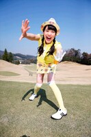 グリーンの上ではしゃぐ伊藤千由李。