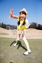 グリーンの上ではしゃぐ伊藤千由李。