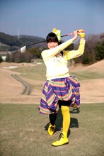 伊藤千由李の豪快なスイング。（写真提供：ゴルフダイジェスト社）