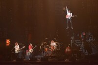 武道館で宙づりになる古賀隼斗（G）。（撮影：古溪一道）