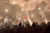 KANA-BOON「KANA-BOONのとぅるとぅるかむとぅるーTOUR 2015 ～夢のアリーナ編～」東京・日本武道館公演の様子。（撮影：古溪一道）