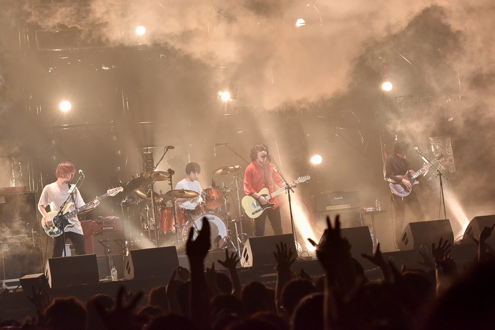 KANA-BOON「KANA-BOONのとぅるとぅるかむとぅるーTOUR 2015 ～夢のアリーナ編～」東京・日本武道館公演の様子。（撮影：古溪一道）