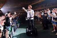 セグウェイでアリーナエリアを走る飯田祐馬（B）。（撮影：古溪一道）