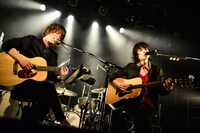 LEGO BIG MORL「バランス」をデュエットする飯田瑞規（cinema staff）とカナタタケヒロ（LEGO BIG MORL）。