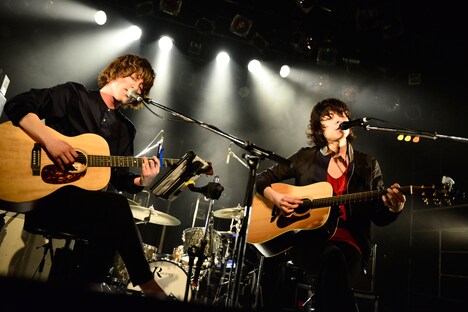 LEGO BIG MORL「バランス」をデュエットする飯田瑞規（cinema staff）とカナタタケヒロ（LEGO BIG MORL）。