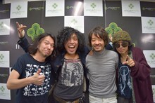 InterFM「Love On Music」収録時の記念写真。左からジョー横溝、佐藤タイジ（シアターブルック）、和田唱（TRICERATOPS）、仲井戸“CHABO”麗市。
