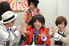 相沢梨紗の男前なセリフにもだえる最上もが、古川未鈴、藤咲彩音（左から）。