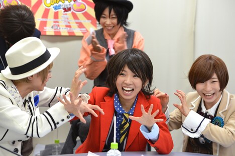 相沢梨紗の男前なセリフにもだえる最上もが、古川未鈴、藤咲彩音（左から）。