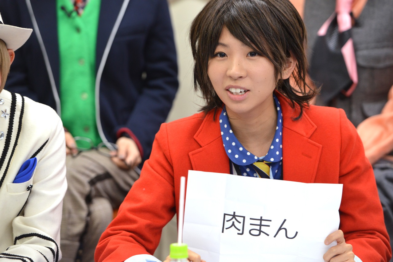 アラン・ミリン（古川未鈴）。ウインクにより相手の心を透視する能力を持つ。