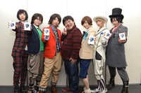 でんぱ組.incと井口昇監督（中央）。