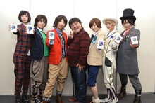 でんぱ組.incと井口昇監督（中央）。