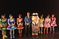 囲み取材に応じるFROGMAN、バカボンのパパ、チームしゃちほこ。