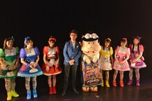 囲み取材に応じるFROGMAN、バカボンのパパ、チームしゃちほこ。