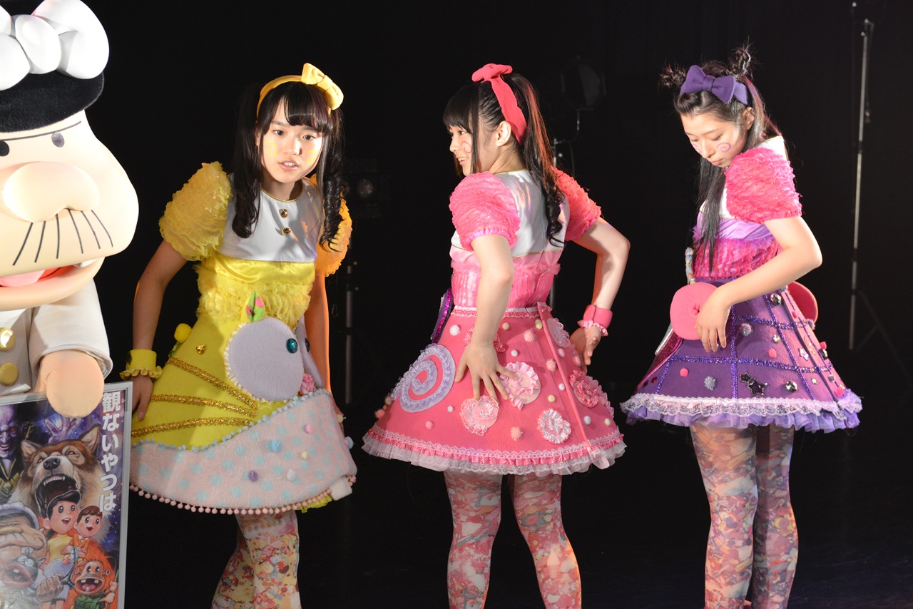 増田セバスチャンが手がけた新衣装のポイントを説明する伊藤千由李、安藤ゆず、大黒柚姫。