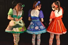 新衣装のポイントを説明する坂本遥奈、咲良菜緒、秋本帆華。