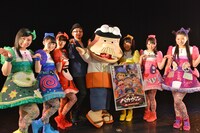 FROGMAN（左から4番目）とバカボンのパパ（右から4番目）を囲むチームしゃちほこ。