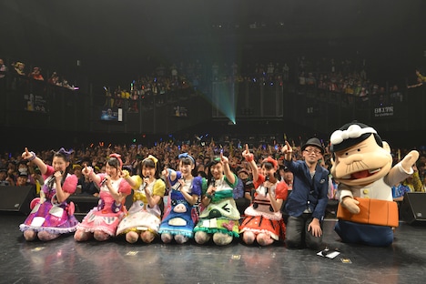 会場のファンと一緒に記念撮影するチームしゃちほこ、FROGMAN、バカボンのパパ。