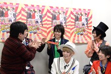 「オシャレフレーズ王決定戦！」優勝商品の崎陽軒シウマイをゲットした相沢梨紗（後列中央）。