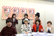 「DVD / Blu-ray発売決定」のカンペを見てオーバーリアクションで喜ぶでんぱ組.incと井口昇監督（左端）。