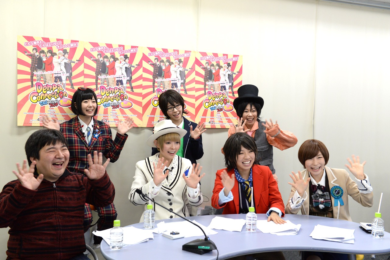 今年4月にニコニコ生放送で配信されたオンエア直前特番の様子。手前左端はドラマの監督を務める井口昇。