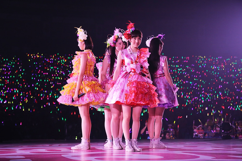 ももいろクローバーZ「ももクロどんたく 2015 春 ～劇空間プロライブ～」の様子。（Photo by HAJIME KAMIIISAKA）
