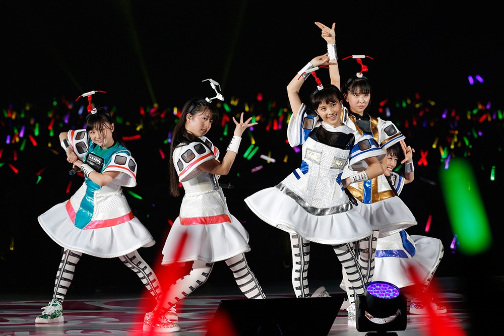 ももいろクローバーZ「ももクロどんたく 2015 春 ～劇空間プロライブ～」の様子。（Photo by HAJIME KAMIIISAKA）