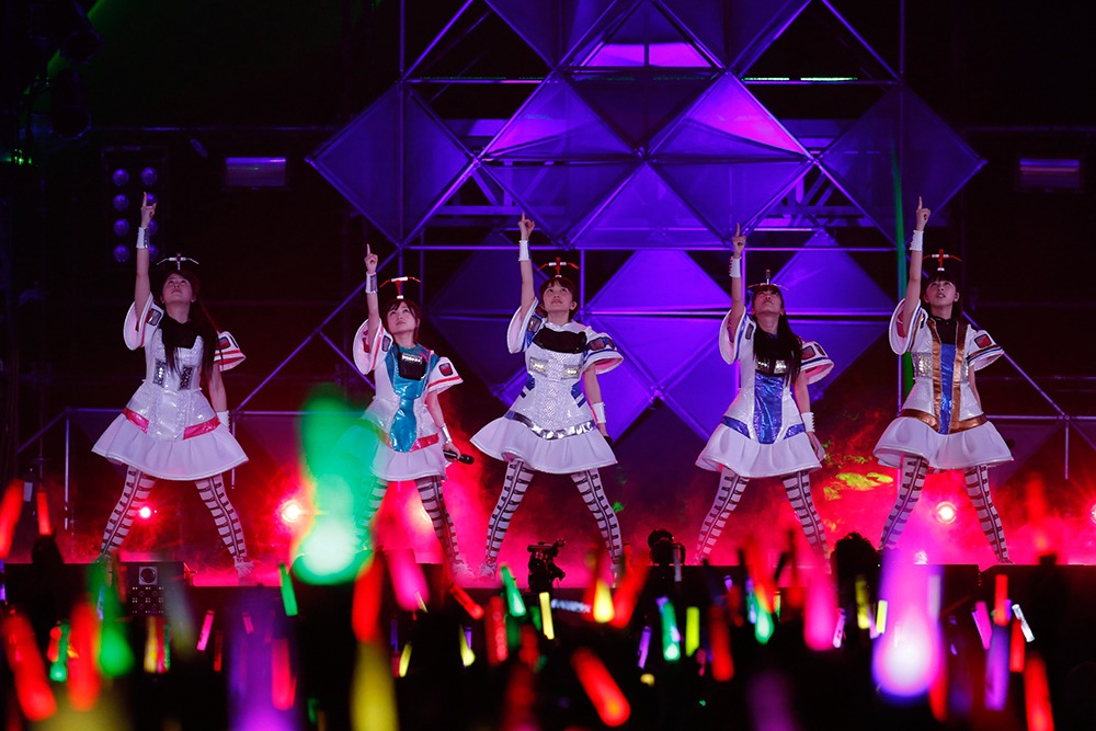 ももいろクローバーZ「ももクロどんたく 2015 春 ～劇空間プロライブ～」の様子。（Photo by HAJIME KAMIIISAKA）