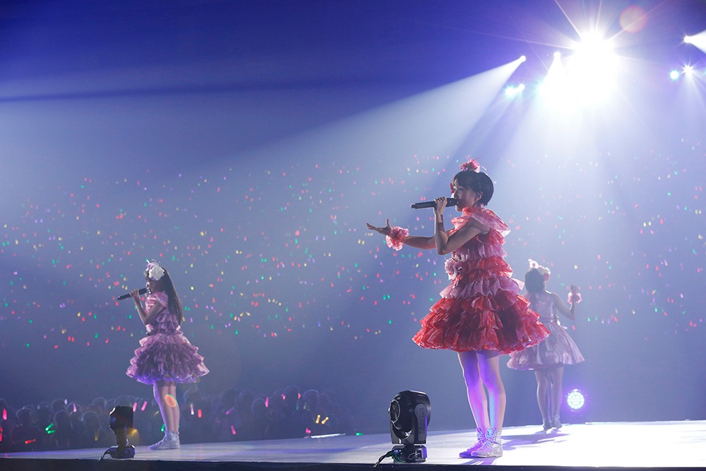 ももいろクローバーZ「ももクロどんたく 2015 春 ～劇空間プロライブ～」の様子。（Photo by HAJIME KAMIIISAKA）