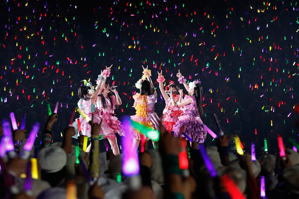 ももいろクローバーZ「ももクロどんたく 2015 春 ～劇空間プロライブ～」の様子。（Photo by HAJIME KAMIIISAKA）