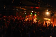 Rhythmic Toy World「1stフルアルバム先行試聴会＆ワンマンライブ」でのライブパフォーマンスの様子。（Photo by MASANORI FUJIKAWA）