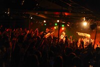 Rhythmic Toy World「1stフルアルバム先行試聴会＆ワンマンライブ」でのライブパフォーマンスの様子。（Photo by MASANORI FUJIKAWA）