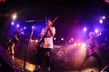 Rhythmic Toy World「1stフルアルバム先行試聴会＆ワンマンライブ」でのライブパフォーマンスの様子。（Photo by MASANORI FUJIKAWA）