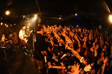 Rhythmic Toy World「1stフルアルバム先行試聴会＆ワンマンライブ」でのライブパフォーマンスの様子。（Photo by MASANORI FUJIKAWA）