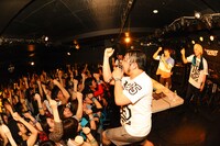 Rhythmic Toy World「1stフルアルバム先行試聴会＆ワンマンライブ」での試聴会の様子。（Photo by MASANORI FUJIKAWA）