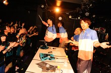 Rhythmic Toy World「1stフルアルバム先行試聴会＆ワンマンライブ」での試聴会の様子。（Photo by MASANORI FUJIKAWA）