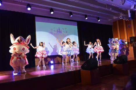 マジカル☆どりーみんによる「マジカル☆チェンジ」歌唱の様子。