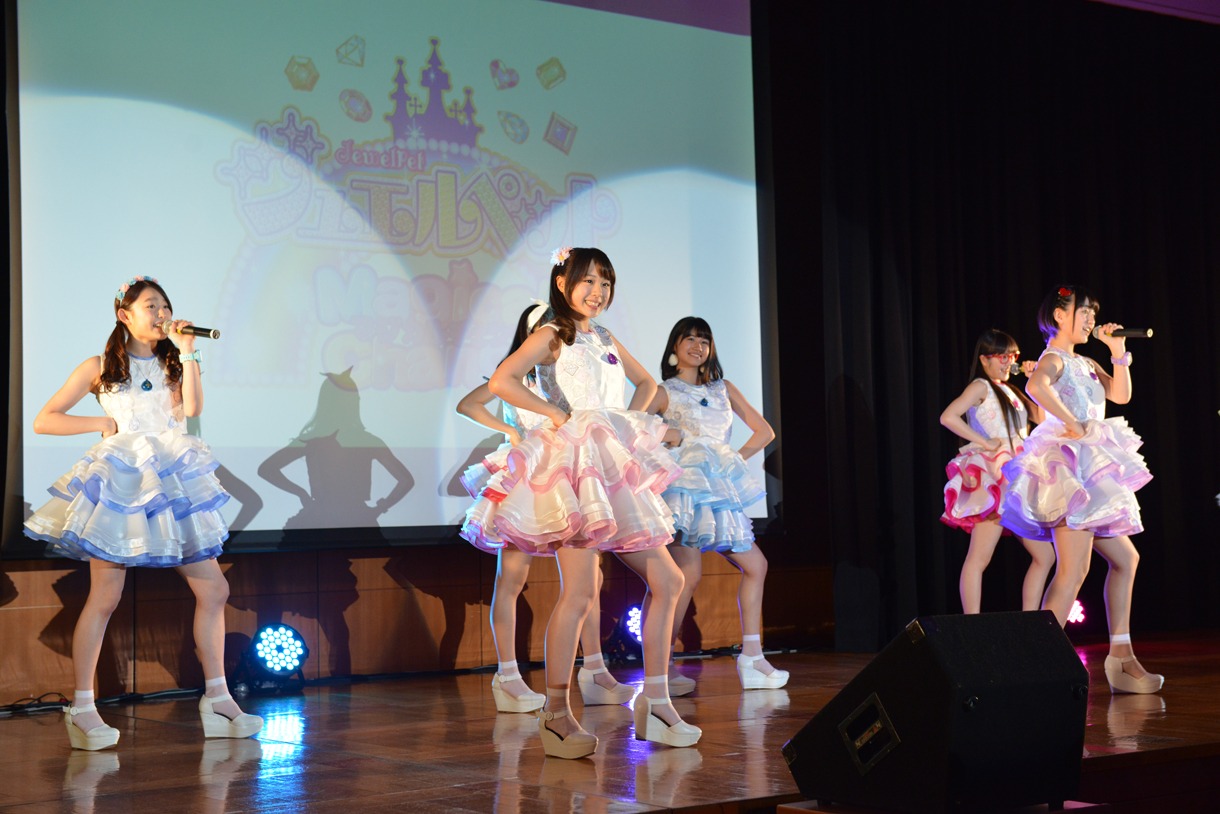 マジカル☆どりーみんによる「マジカル☆チェンジ」歌唱の様子。