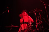 ゲイリー・ビッチェ（Vo, Dr）（撮影：ペータ）