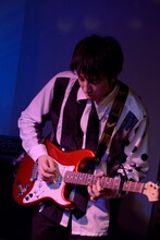 ヤマモトショウ（G, Syn）（Photo by YUKA OCHIAI、逢坂憲吾）