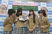 お気に入りのカットを紹介する野津友那乃とそれを覗きこむ水野由結、田口華、菊地最愛。