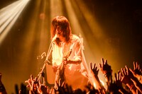 中嶋イッキュウ（Vo, G）（Photo by Ohagi）