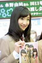 写真集を手にする野津友那乃。