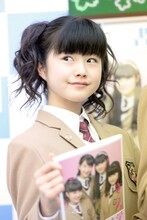 写真集を手にする水野由結。