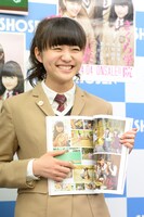 ワラビーと対面するカットがお気に入りと紹介する菊地最愛。