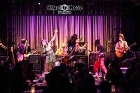 金子マリとLIFE IS GROOVE（photo by ITARU HIRAMA（平間写真館TOKYO））。