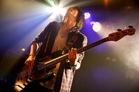 吉田春人（B）（Photo by Viola Kam [V'z Twinkle]）