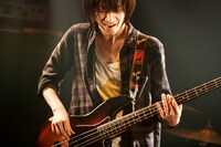 吉田春人（B）（Photo by Viola Kam [V'z Twinkle]）