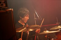 中神伸允（Dr）（Photo by Viola Kam [V'z Twinkle]）