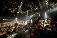 「The Vanishing Bride Tour 2015～消えた花嫁を探せ！～」Yokohama Bay Hall公演の様子。（Photo by Azusa Takada）