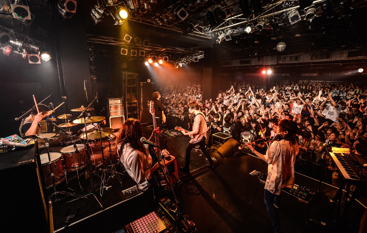 「The Vanishing Bride Tour 2015～消えた花嫁を探せ！～」Yokohama Bay Hall公演の様子。（Photo by Azusa Takada）